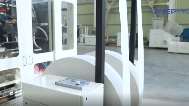 Máquina para fabricação de sacos de papel kraft com alças chatas dobradas