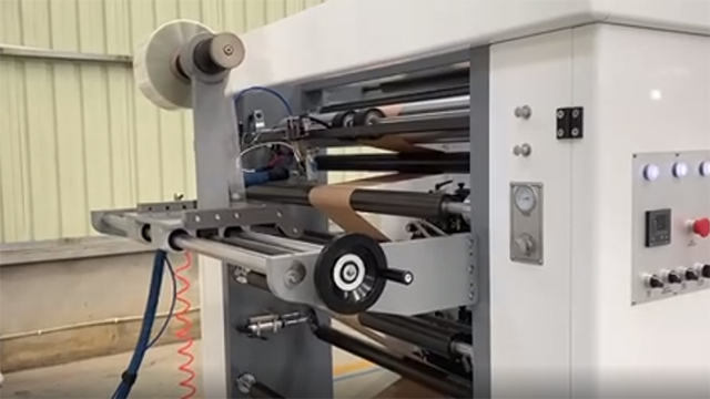 Máquina para fabricar sacos de papel com fundo quadrado