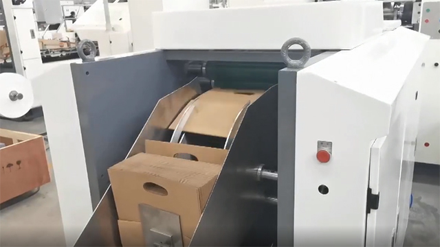 Máquina para fabricação de sacos de papel kraft com alça vazada