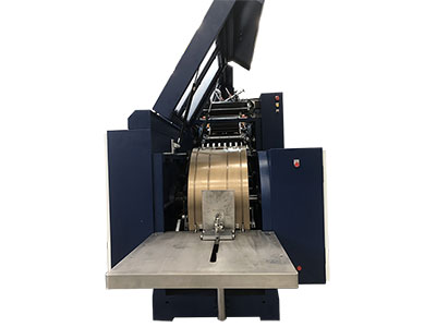 Máquina para fabricação de sacos de papel kraft com aba